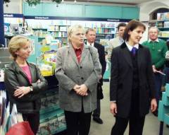 Grossansicht in neuem Fenster: Vorne von links: Angelika Stumpf, Helga Hornsteiner, Gisela Ruffer (Foto: Vilsbiburger Zeitung)