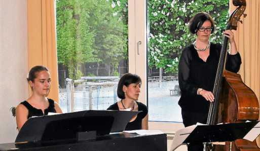 Grossansicht in neuem Fenster: Träger des Kulturpreises 2012 - Gabi Jäckle-Mayr: Musikalische Begleitung (v. l. Frederike und Andrea Steer, Andrea Soller)
