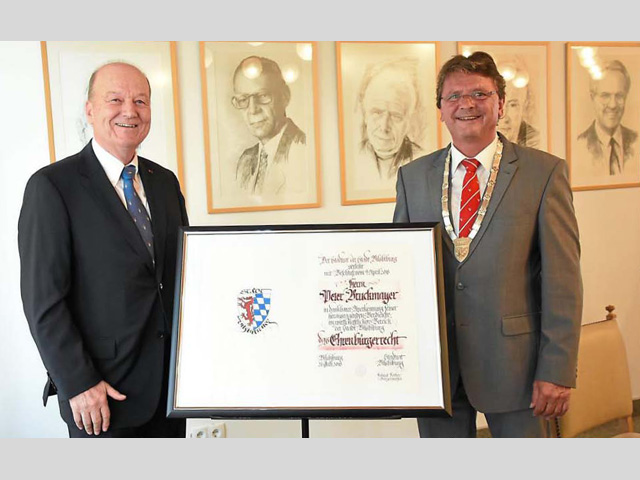 Im Rahmen eines Festakts im Sitzungssaal des Stadtrats wurde Peter Bruckmayer am Donnerstagabend die Ehrenbürgerwürde verliehen...