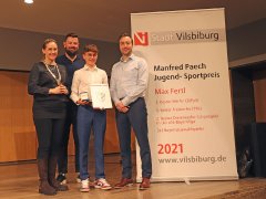 Manfred-Paech-Jugendsportpreis 2021 - Bürgermeisterin Sibylle Entwistle, Preisträger Max Fertl und Laudatoren Baskets-Trainer Jodi Kreutzer und ...