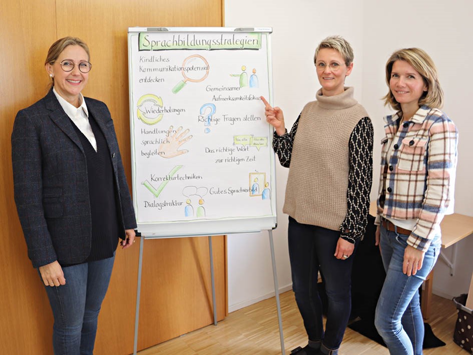 Bürgermeisterin Sibylle Entwistle informierte sich bei Sprach-Fachkraft Barbara Bronheim und  Krippenleiterin Stephanie Rostalski zu den Inhalten des Programms (Foto: Stefan Schütze).