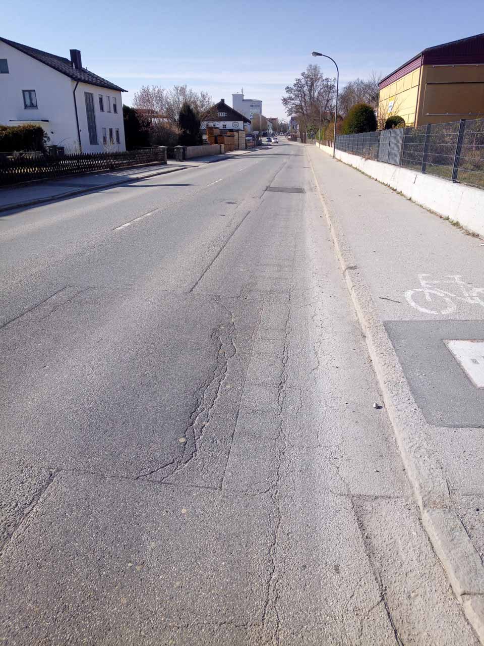 Risse, Verdrückungen, Flickstellen: Die Frontenhausener Straße in Vilsbiburg gibt kein gutes Bild ab. Jetzt saniert das Staatliche Bauamt Landshut...