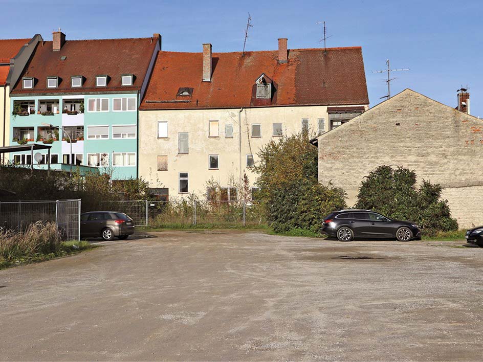 Auf dem freien Bereich hinter dem früheren Gasthaus Haslbeck soll ein Kultursaal errichtet werden (Foto: Stefan Schütze).