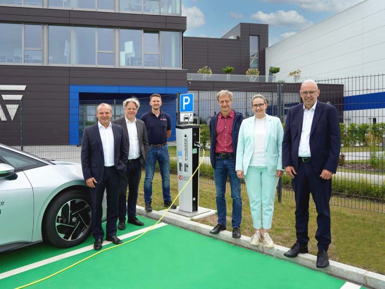 Foto (v.l.n.r): Dr. Kersten Link (Vorstand Flottweg), Wolfgang Schmid (Werkleiter Stadtwerke Vilsbiburg), Andreas Birnkammer (Projektleiter...