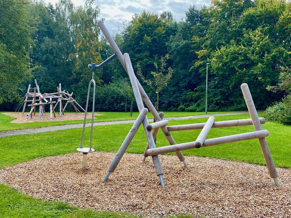 Zwei neue Klettergerüste aus nachhaltigem Holz am Bergackerweg in Grub mit vielfältigen Spieloptionen. Zwei neue Klettergerüste aus nachhaltigem Holz am Bergackerweg in Grub mit vielfältigen Spieloptionen.