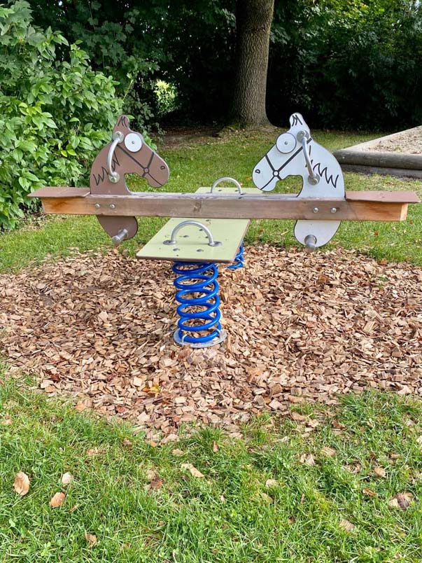 Die neue Federwippe in der Reitelbauerstr am Waldkindergarten begeistert nicht nur Pferdefreunde. Die neue Federwippe in der Reitelbauerstr am Waldkindergarten begeistert nicht nur Pferdefreunde.